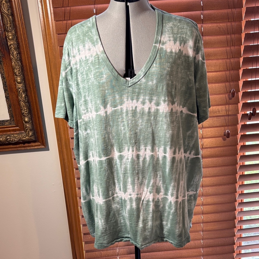 Universal Thread ❤️Green Tie-Dye V-Neck Women's Top Size 4X for Casual Wear GUC